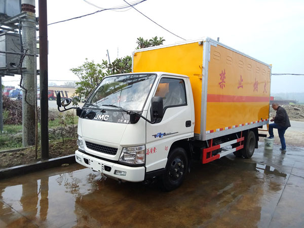 江鈴4.2米(2.6噸)液體廂式車 江鈴4.2米(2.6噸)液體廂式車