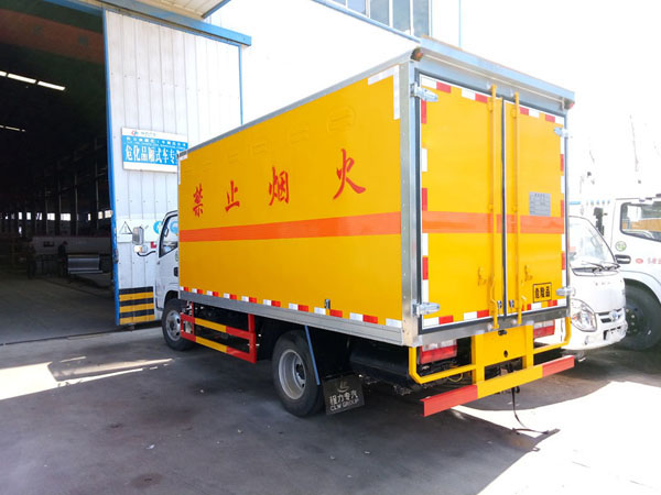 多利卡4.1米(3.4噸)液體廂式車 多利卡4.1米(3.4噸)液體廂式車